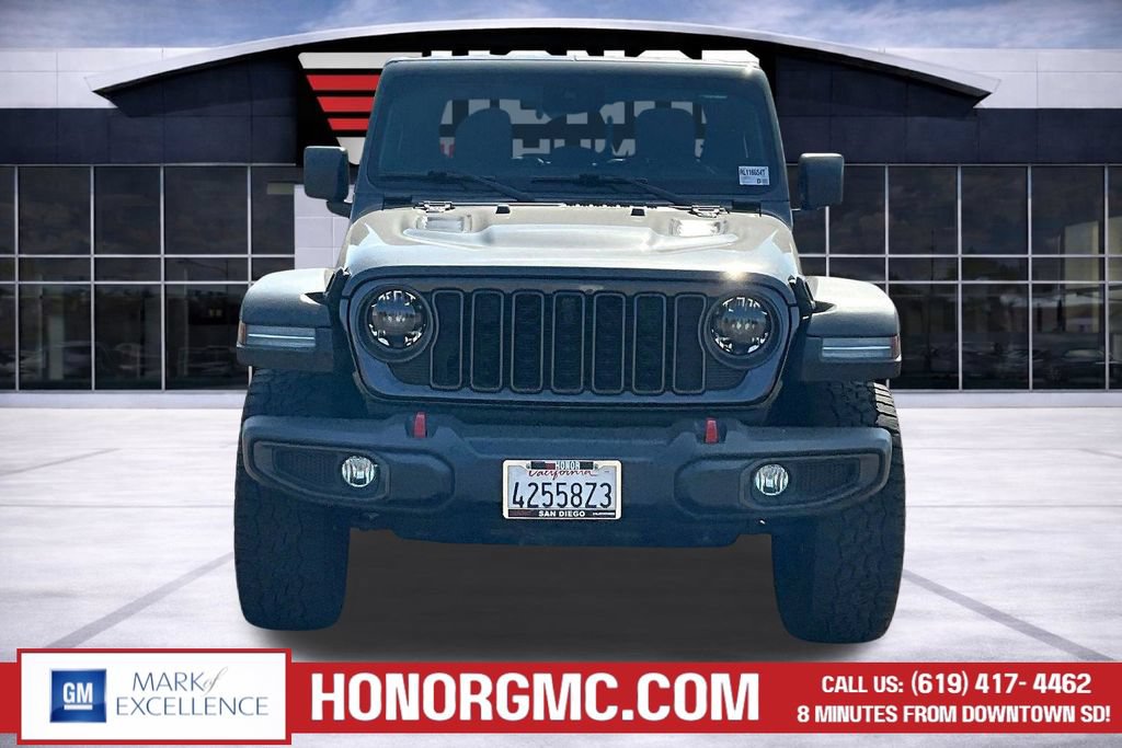 Used 2024 Jeep Gladiator Rubicon w/ Technology Group AWD/4WD image 2
