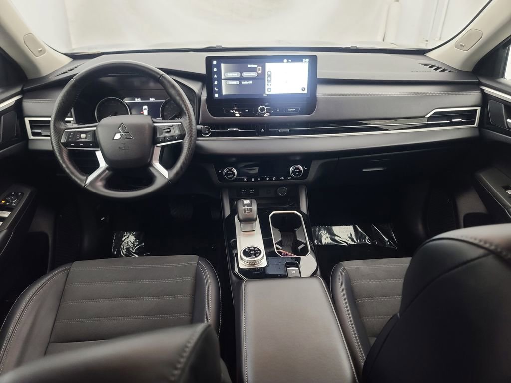 Used 2025 Mitsubishi Outlander SE AWD/4WD image 24