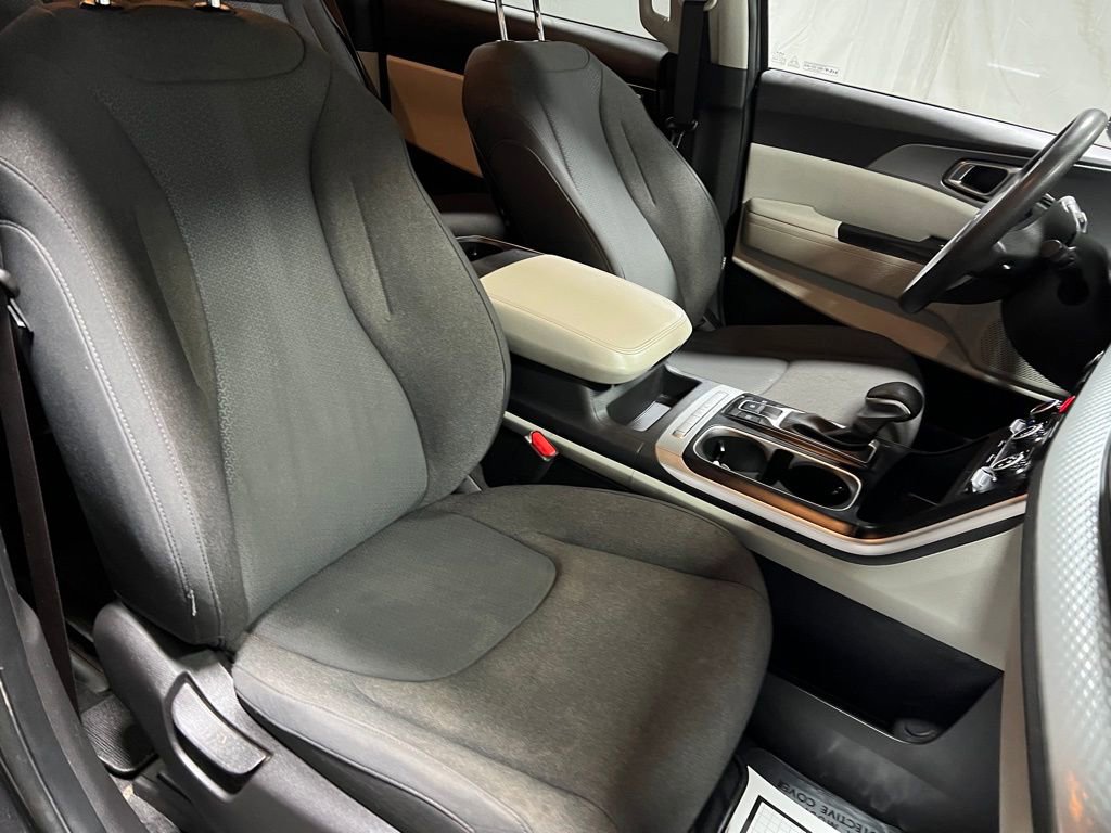 Used 2023 Kia Carnival LX image 9