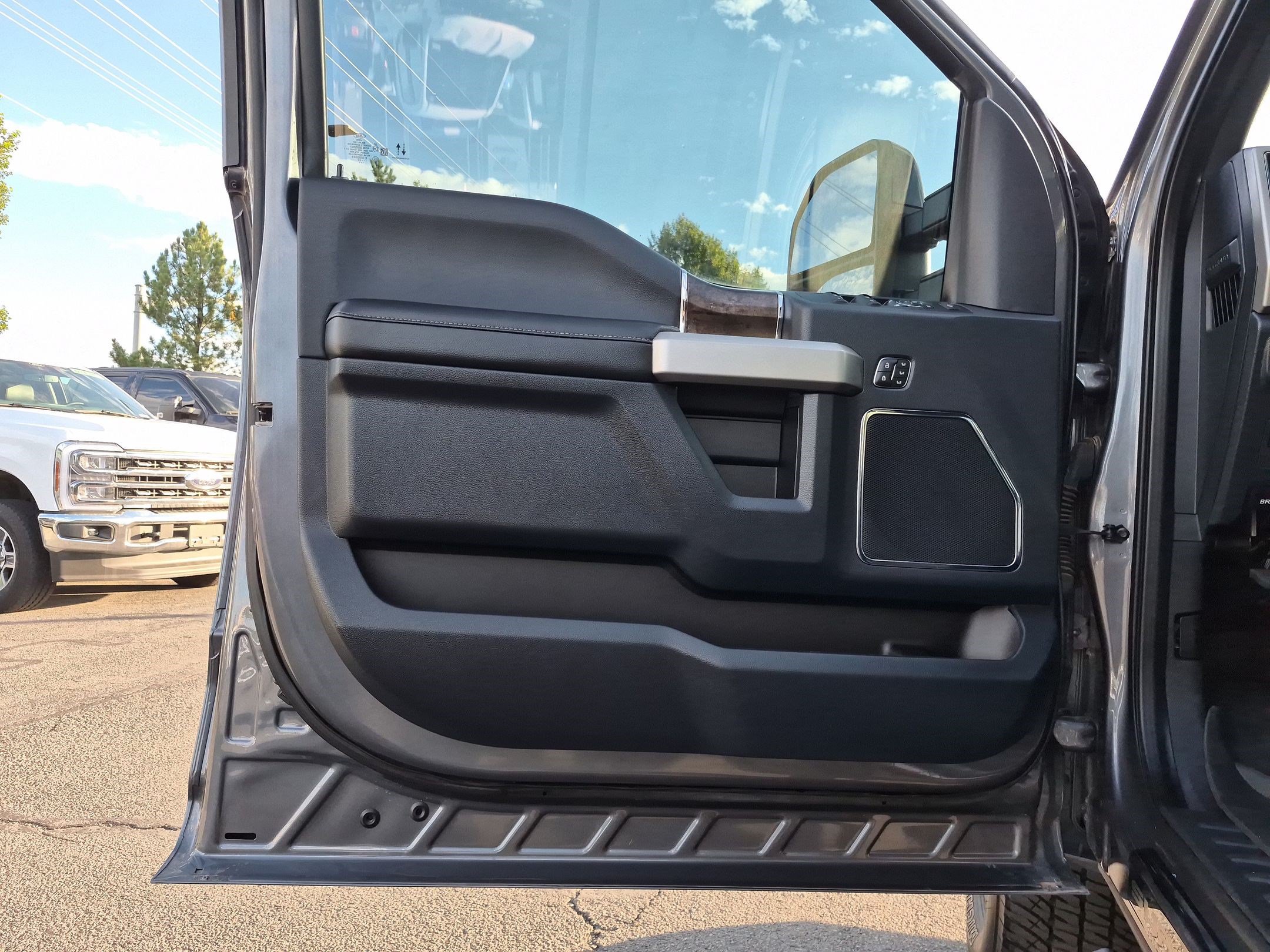 Used 2022 Ford F350 Lariat w/ Black Appearance Package AWD/4WD image 14