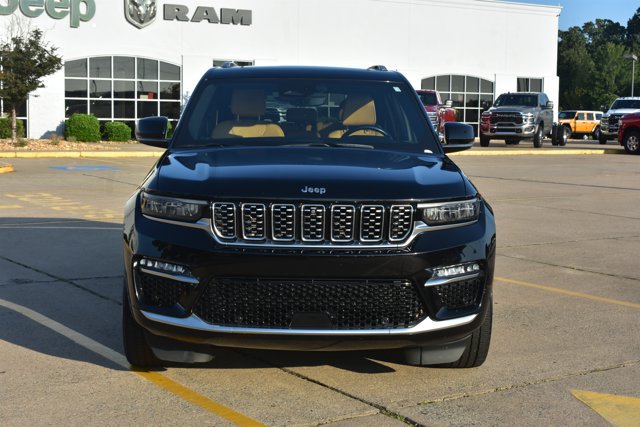 Used 2023 Jeep Grand Cherokee Summit w/ Luxury Tech Group V AWD/4WD image 2