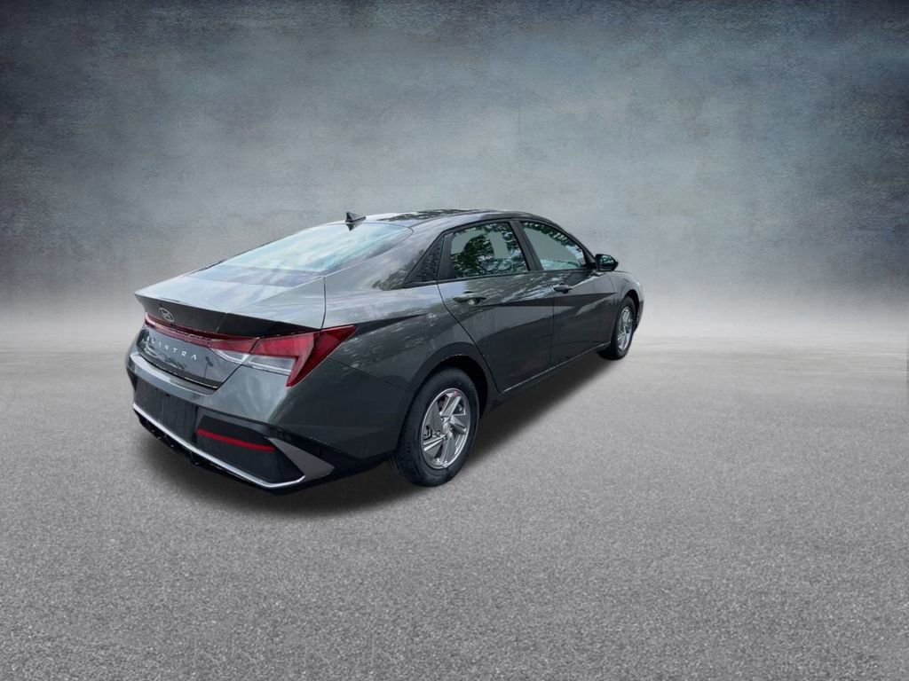 Used 2025 Hyundai Elantra SE image 22