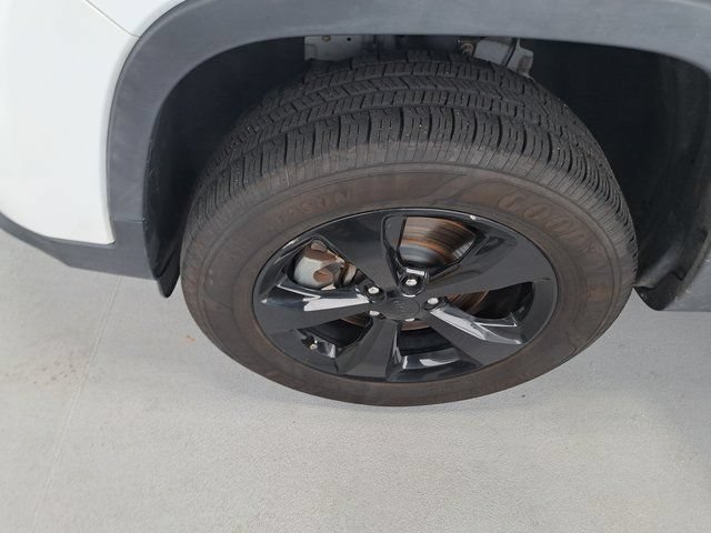 Used 2020 Jeep Cherokee Latitude Plus AWD/4WD image 27