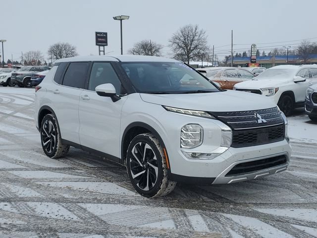 Used 2024 Mitsubishi Outlander SE image 2