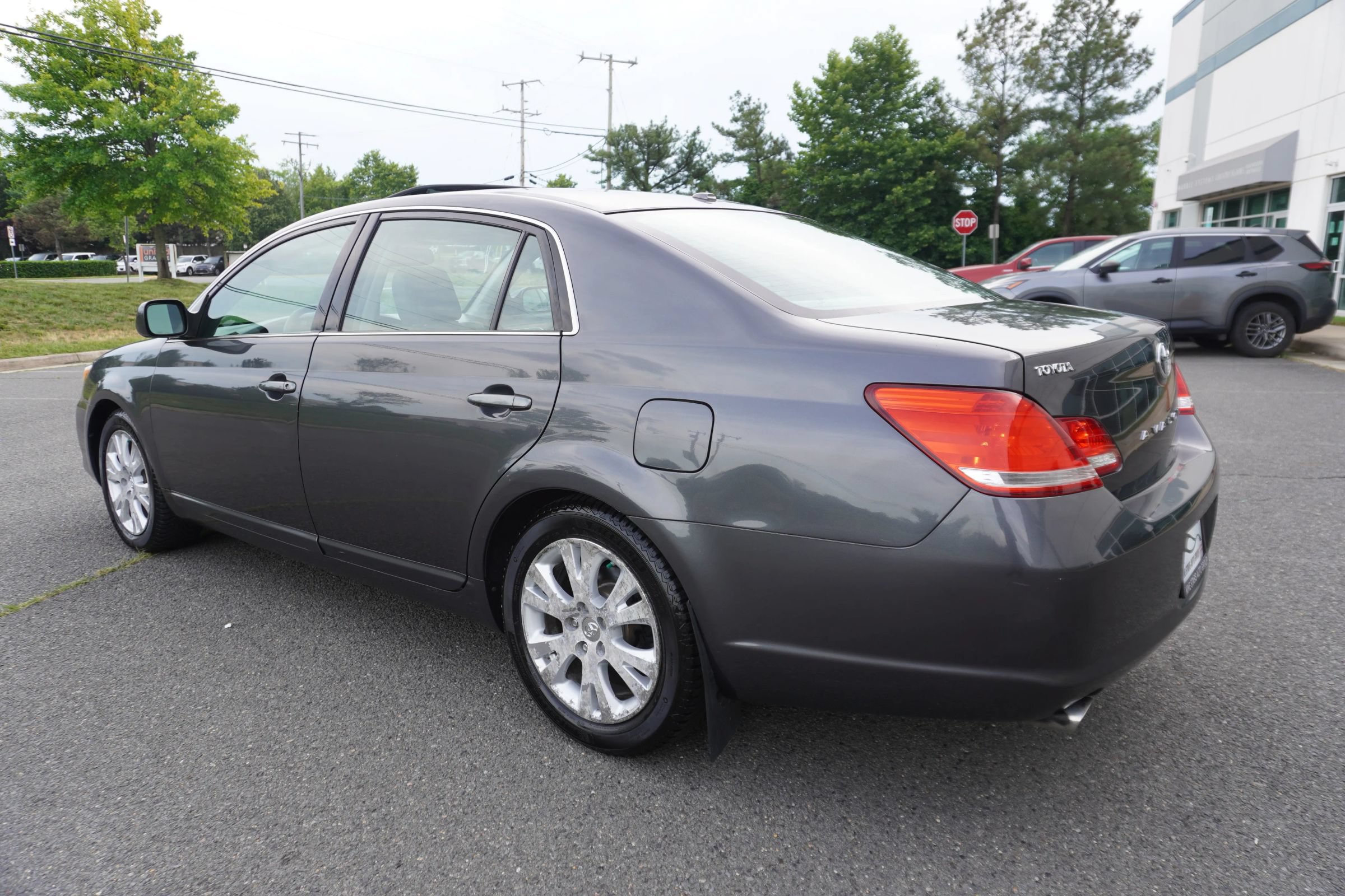 Used 2010 Toyota Avalon XLS FWD image 5