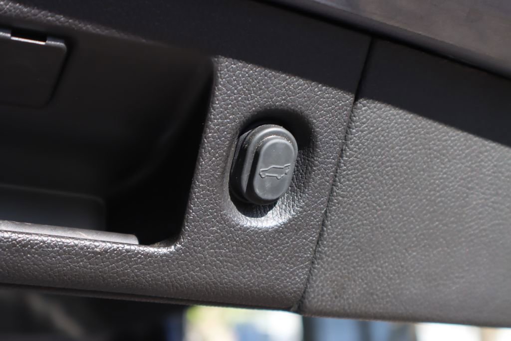 Used 2018 GMC Yukon Denali w/ Enhanced Security Package image 26