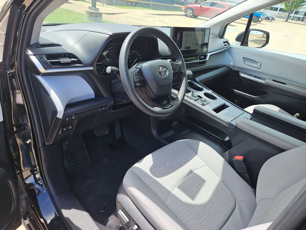 Used 2025 Toyota Sienna LE image 13