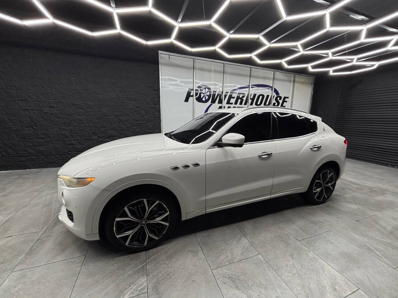 Used 2017 Maserati Levante w/ Luxury Package AWD/4WD image 7