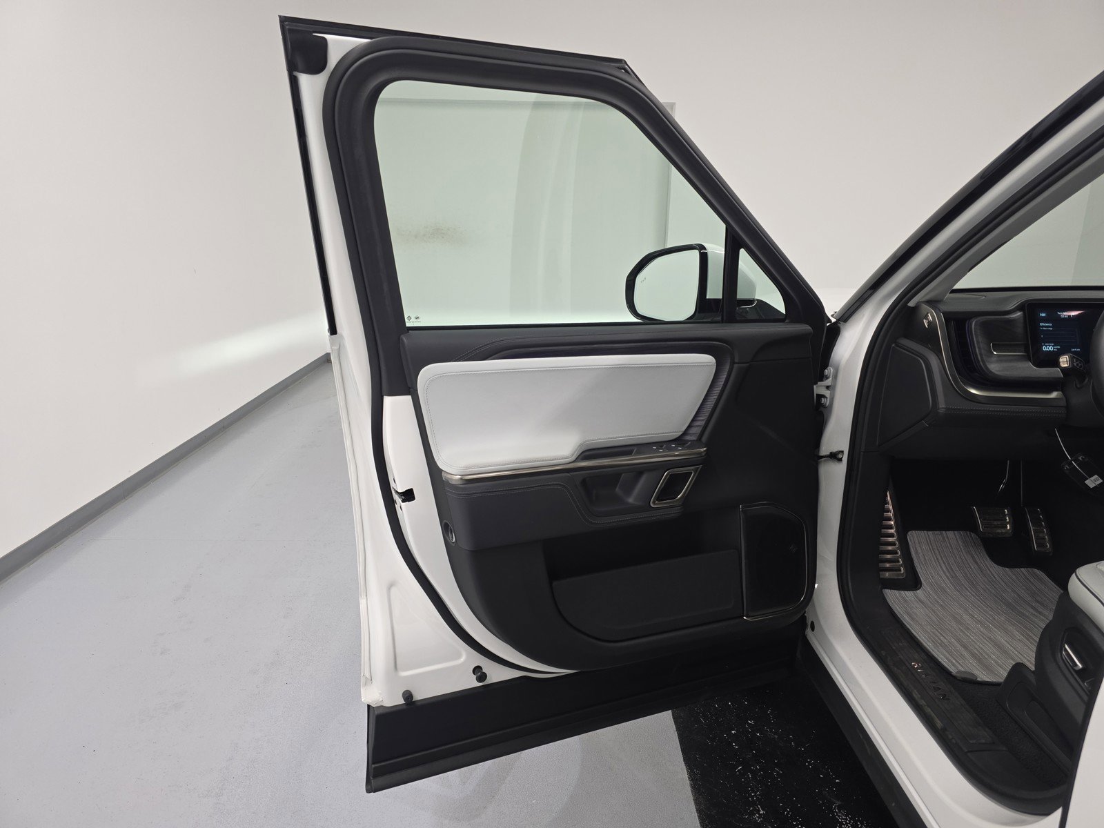 Used 2024 Rivian R1S Adventure image 16