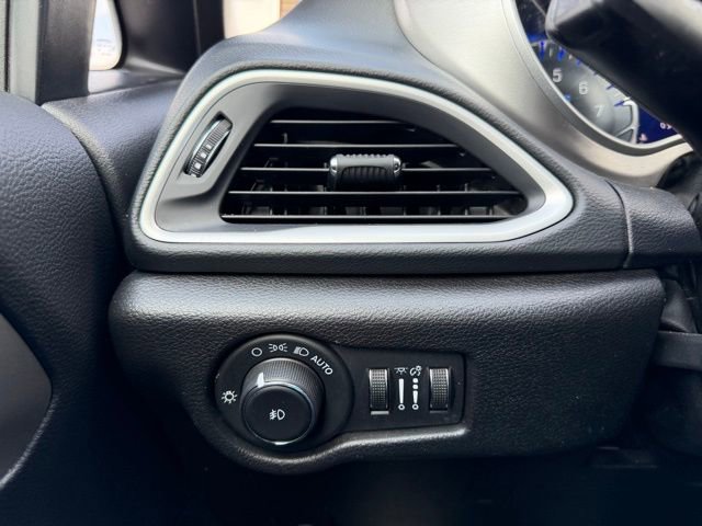 Used 2020 Chrysler Pacifica Touring-L w/ Advanced Safetytec Group image 21