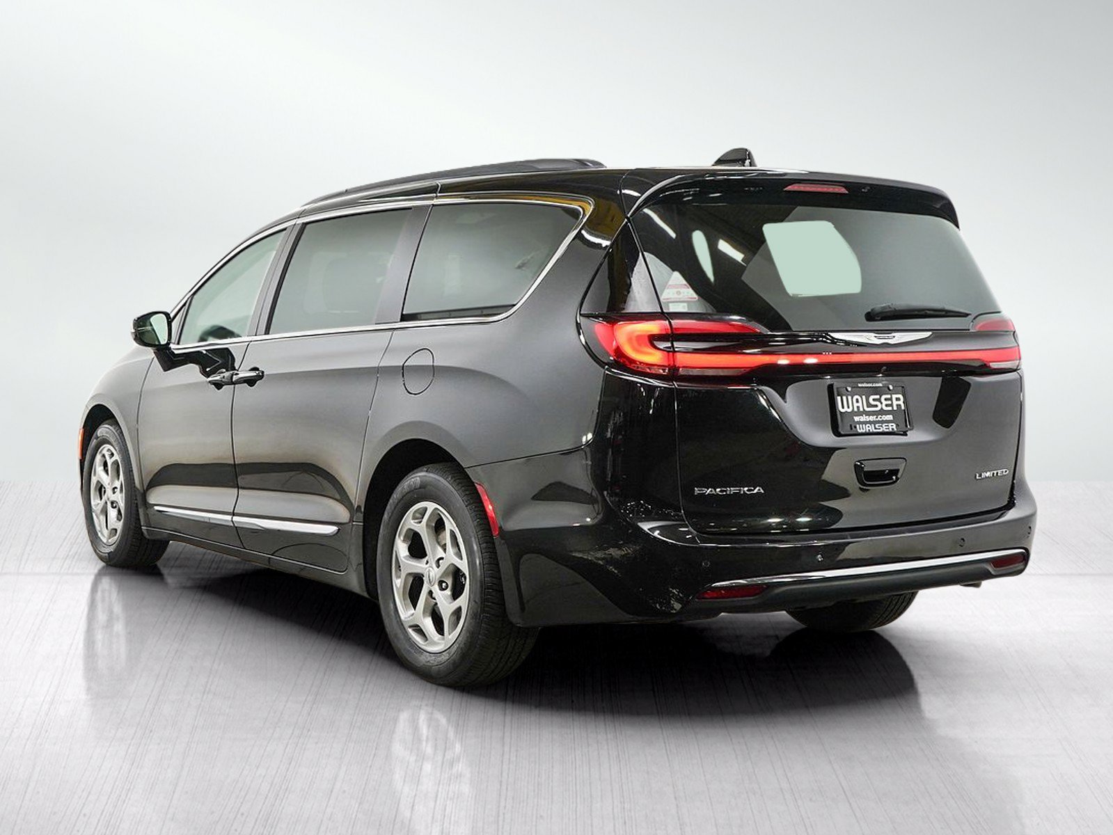 Used 2023 Chrysler Pacifica Limited FWD image 5