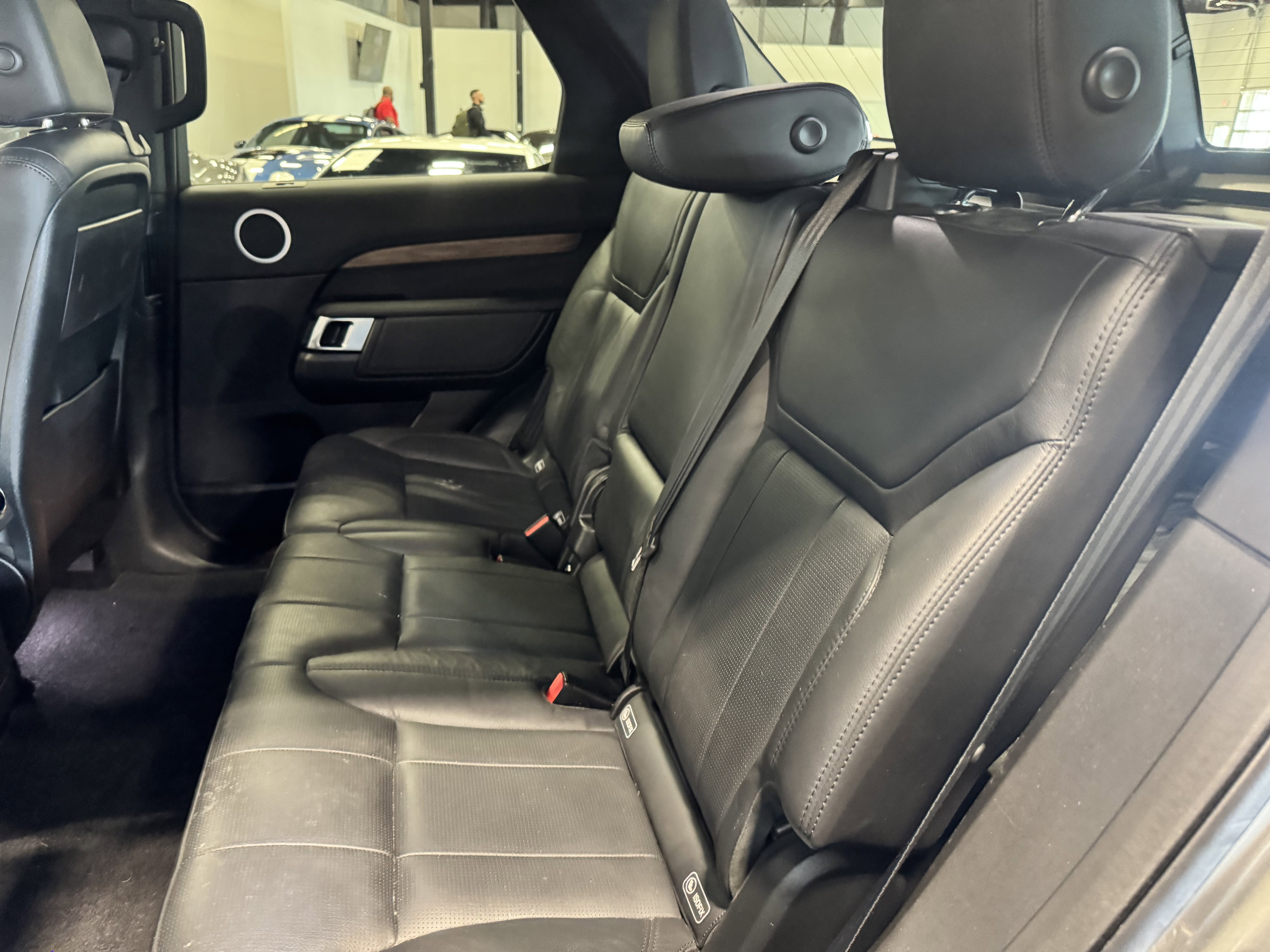 Used 2018 Land Rover Discovery HSE image 14