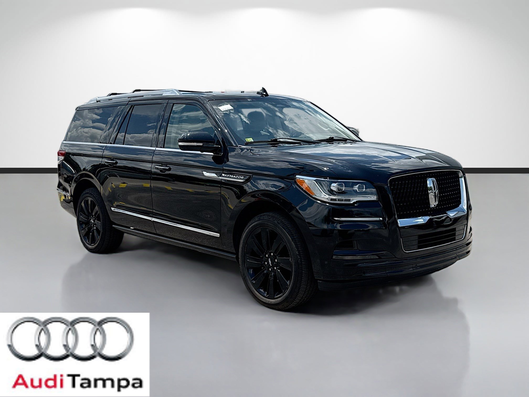Used 2023 Lincoln Navigator L Reserve AWD/4WD image 1