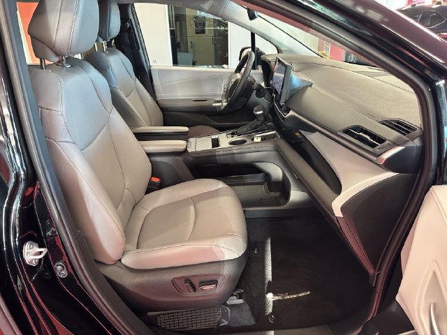 Certified 2026 Toyota Sienna XLE FWD image 15
