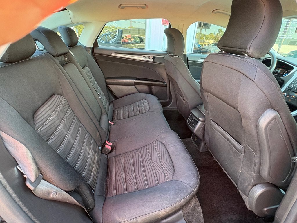 Used 2016 Ford Fusion SE FWD image 16