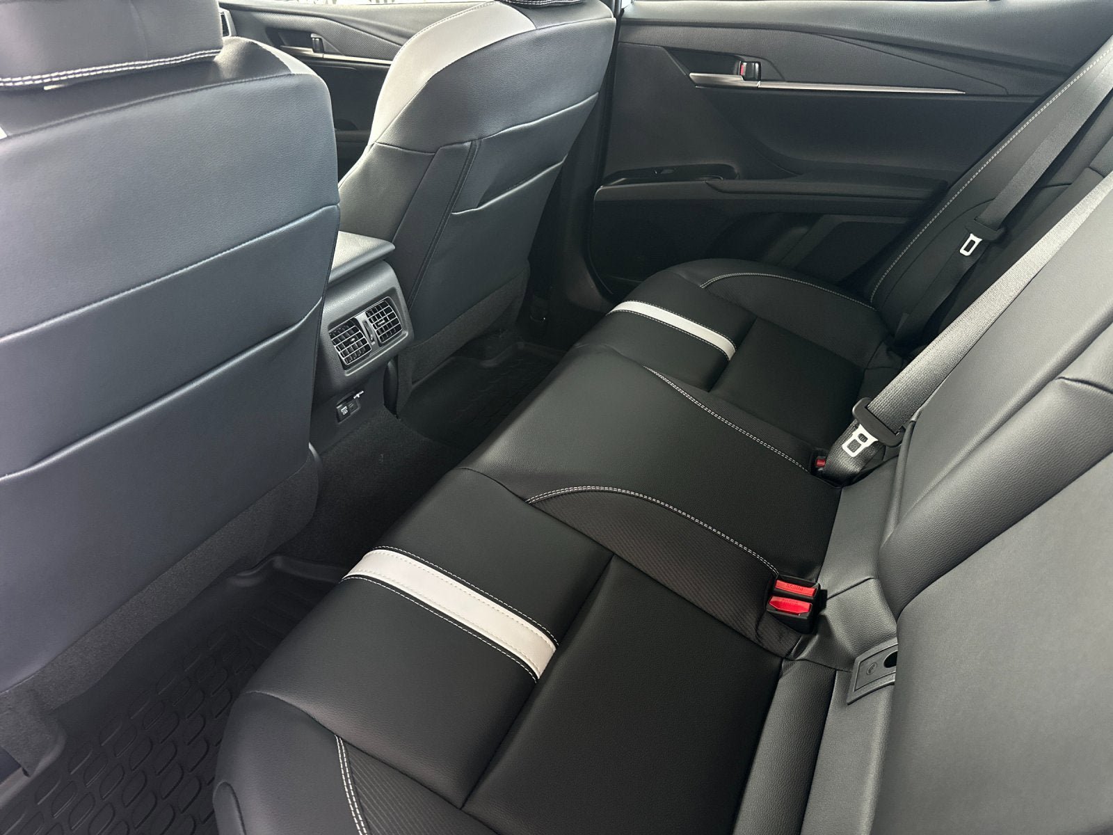 New 2026 Toyota Camry Hybrid FWD image 11