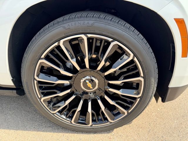 Used 2025 Chevrolet Suburban High Country image 9