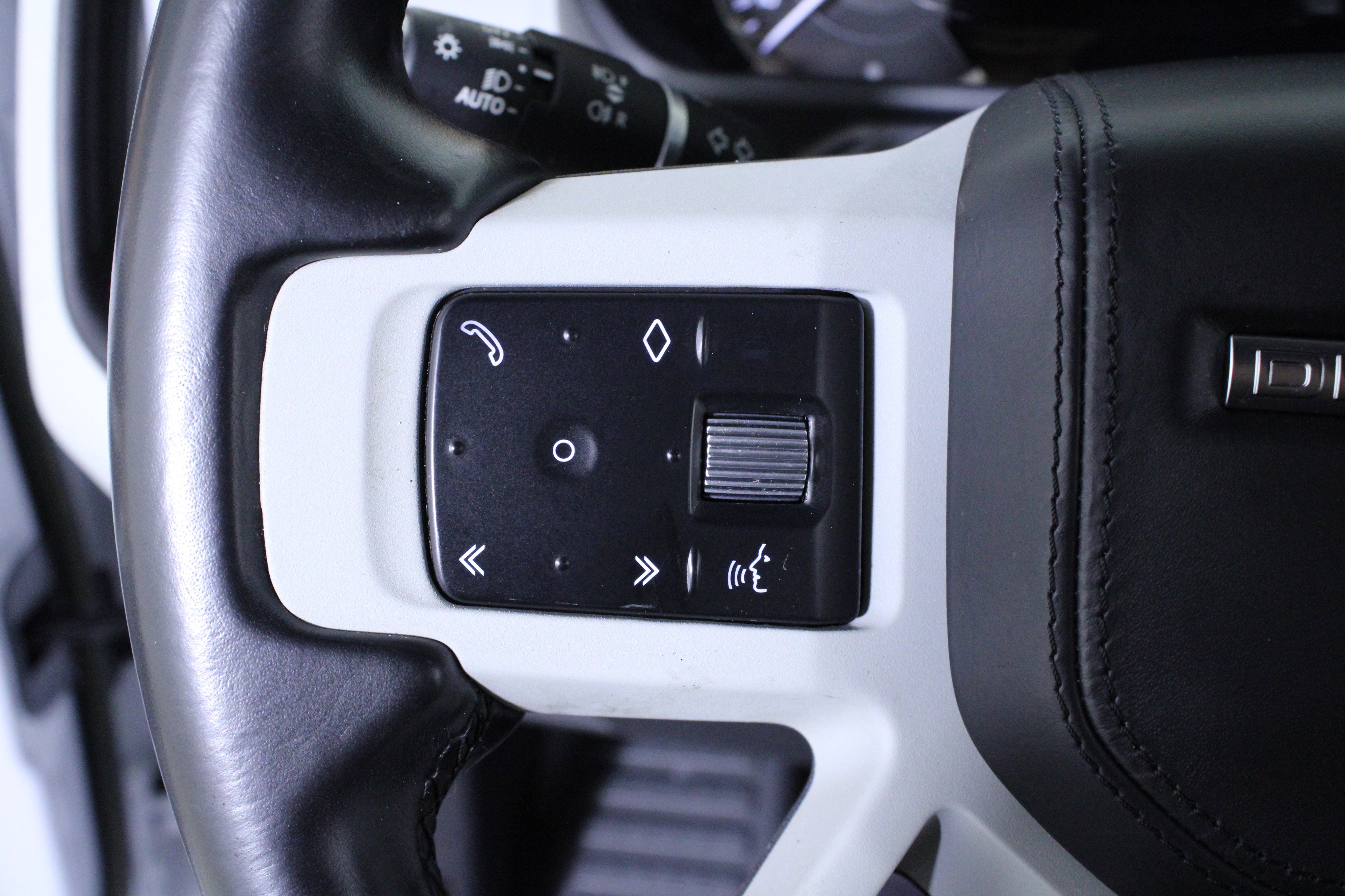 Used 2023 Land Rover Defender 110 X-Dynamic SE AWD/4WD image 23