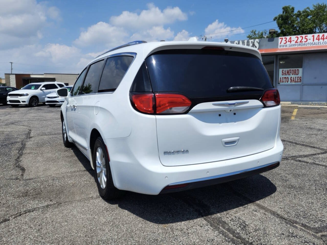 Used 2019 Chrysler Pacifica Touring-L FWD image 5
