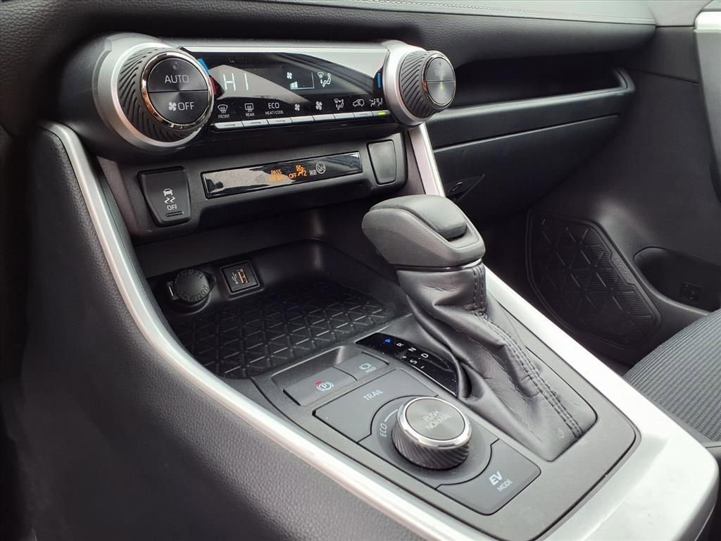 Used 2025 Toyota RAV4 LE image 9