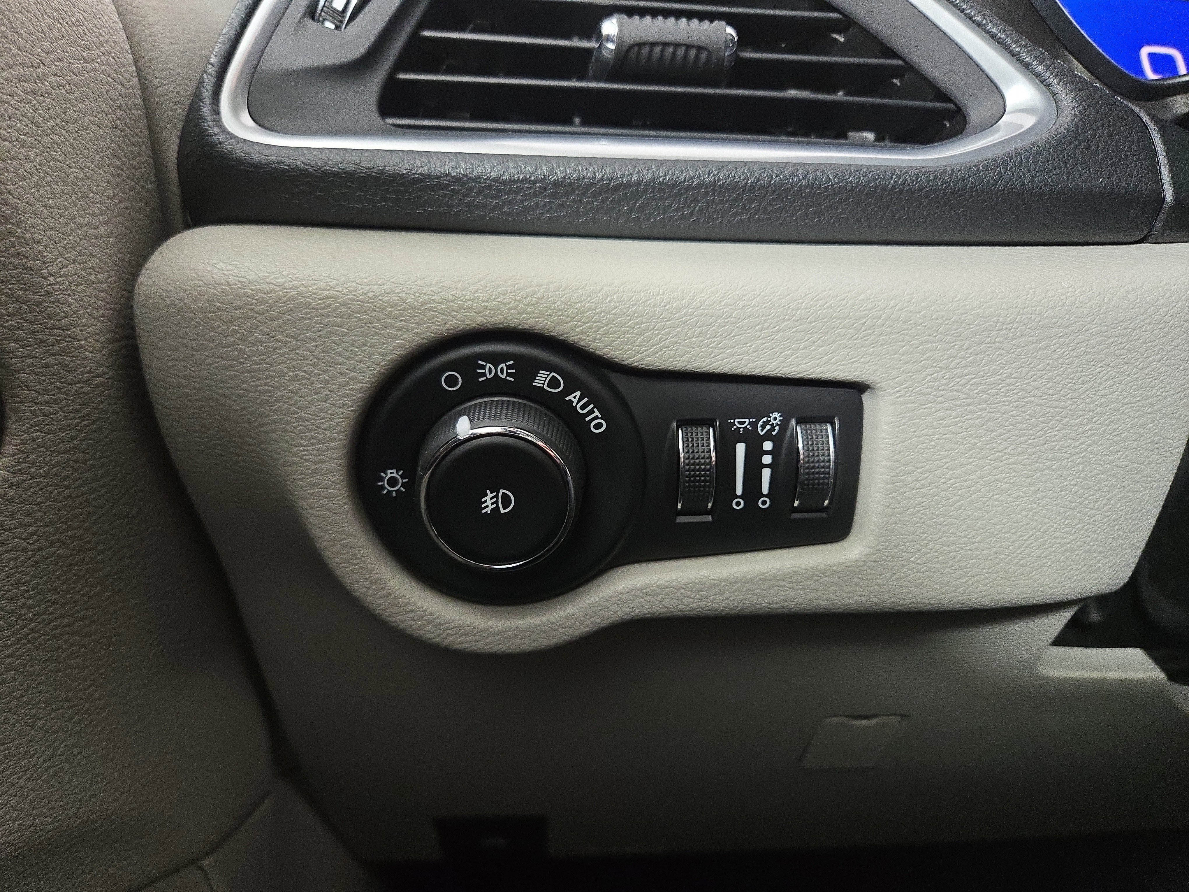 Used 2018 Chrysler Pacifica Limited image 30