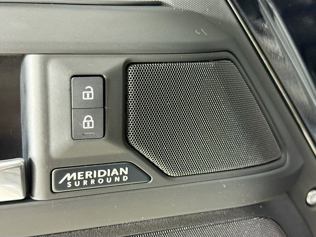 Used 2025 Land Rover Defender 110 X-Dynamic SE image 23