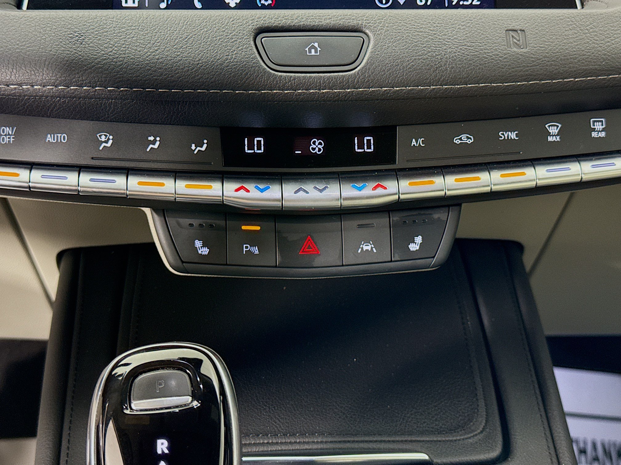 Used 2021 Cadillac XT4 Luxury w/ Cold Weather Package FWD image 17