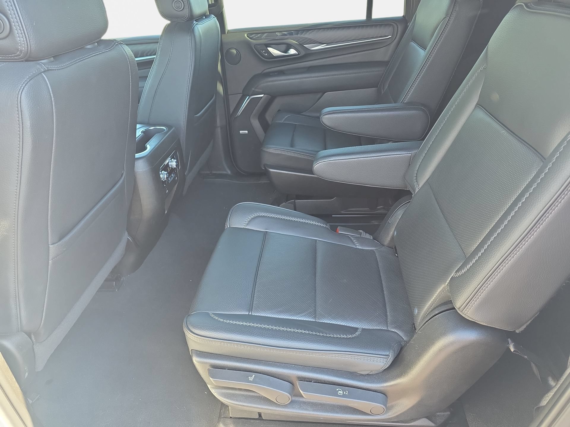 Used 2024 GMC Yukon XL Denali AWD/4WD image 14