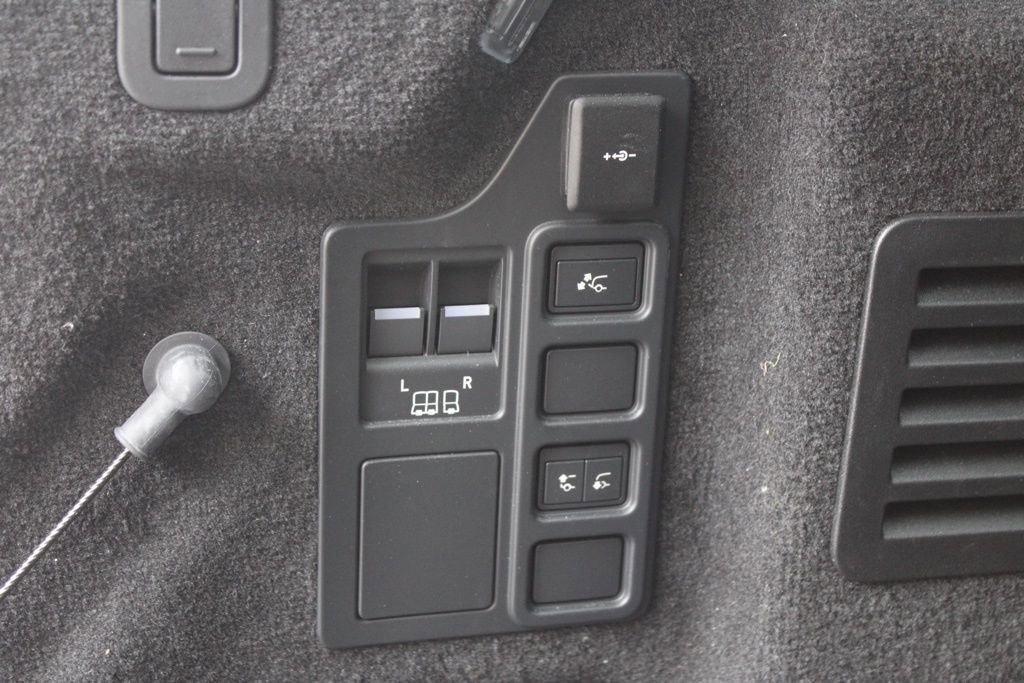 Certified 2025 Land Rover Discovery Dynamic SE image 37