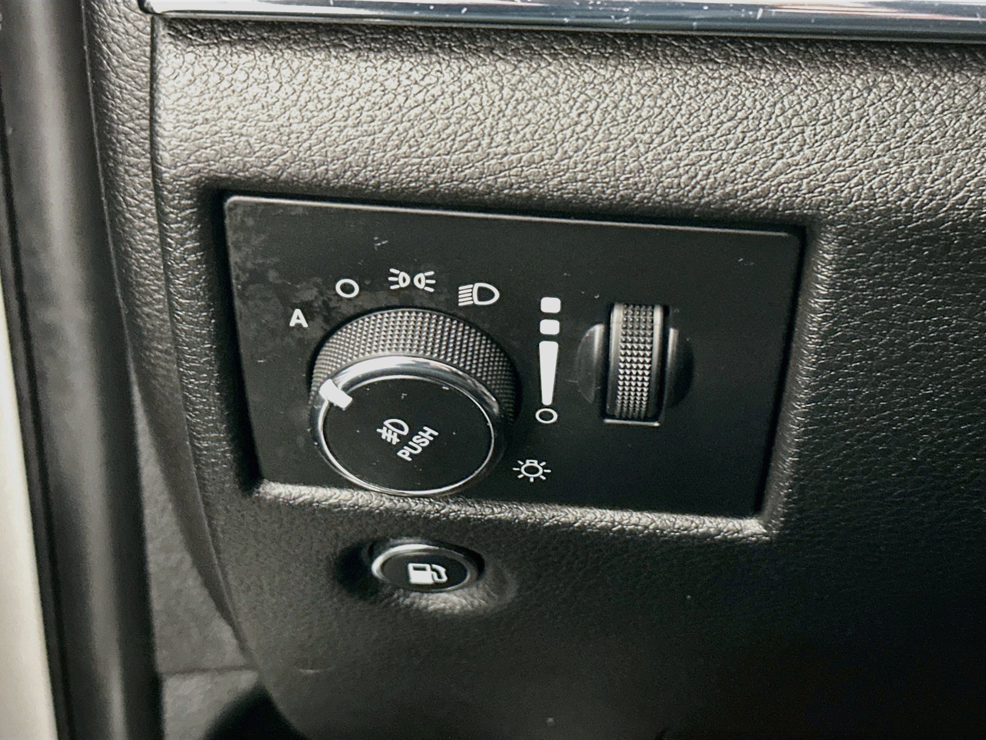 Used 2019 Jeep Grand Cherokee Limited AWD/4WD image 17