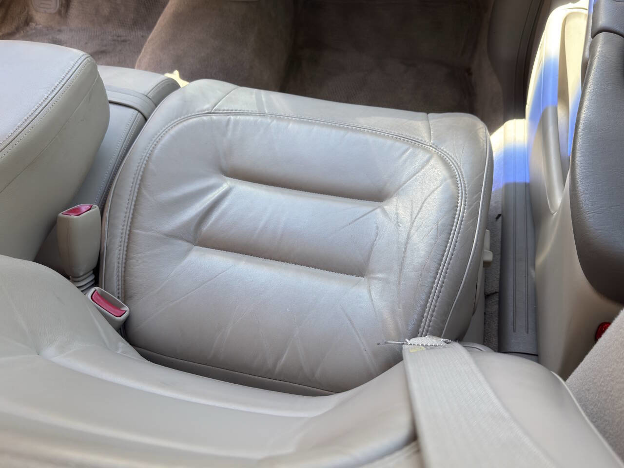 Used 2003 Cadillac De Ville w/ Comfort & Convenience Package FWD image 41