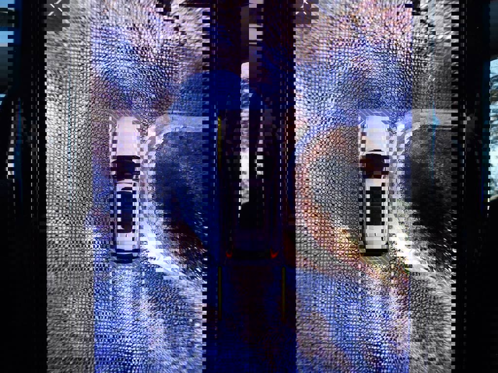 Certified 2023 Volvo XC60 B5 Ultimate w/ Climate Package image 24