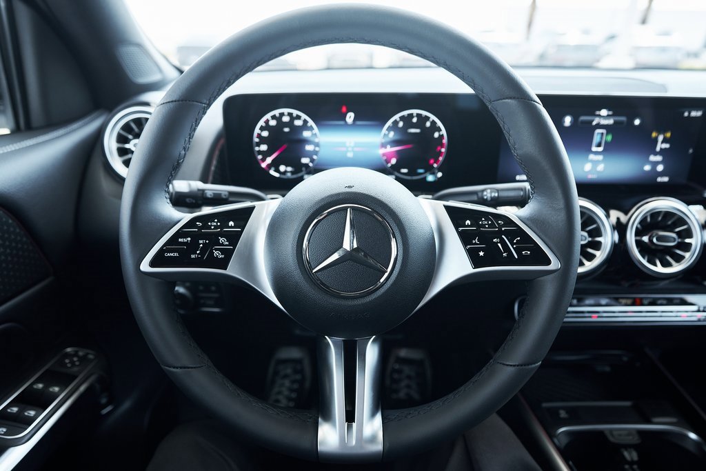 Used 2025 Mercedes-Benz GLB 250 4MATIC w/ Exclusive Package image 37