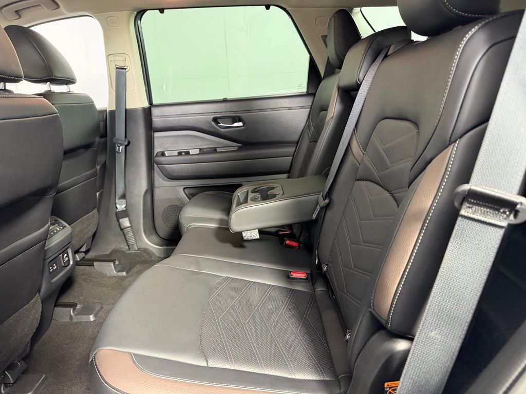 Used 2024 Nissan Pathfinder Platinum w/ Black Appearance Package image 28