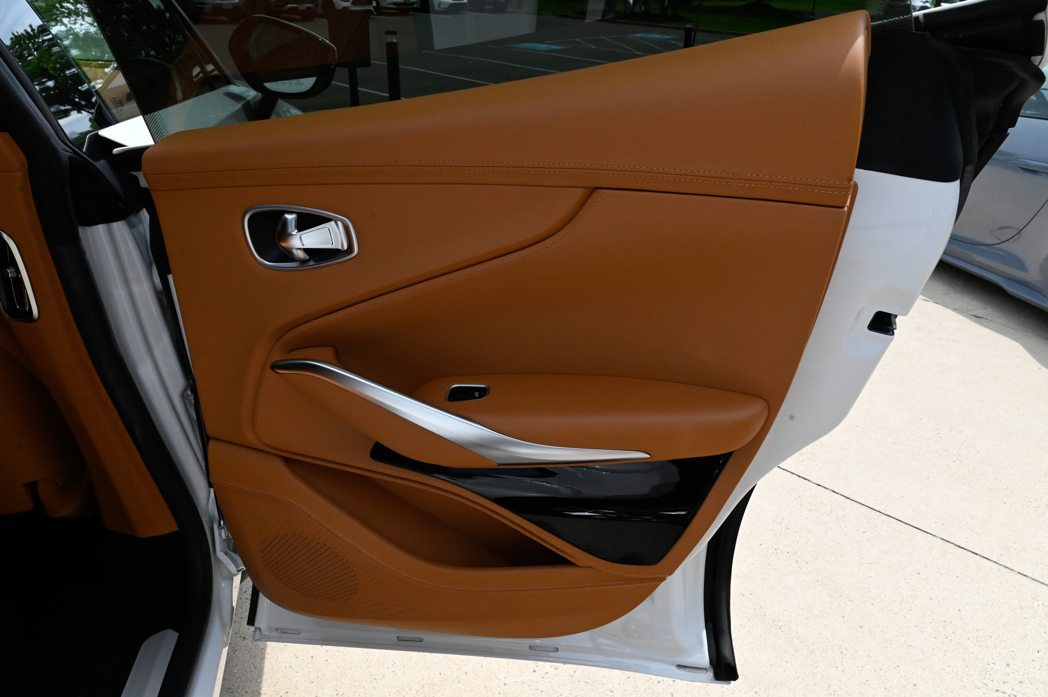 Used 2024 Aston Martin DBX AWD/4WD image 50