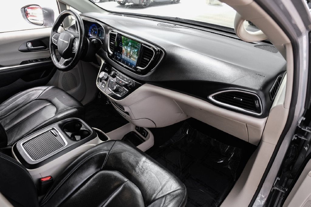 Used 2021 Chrysler Pacifica Touring-L FWD image 9