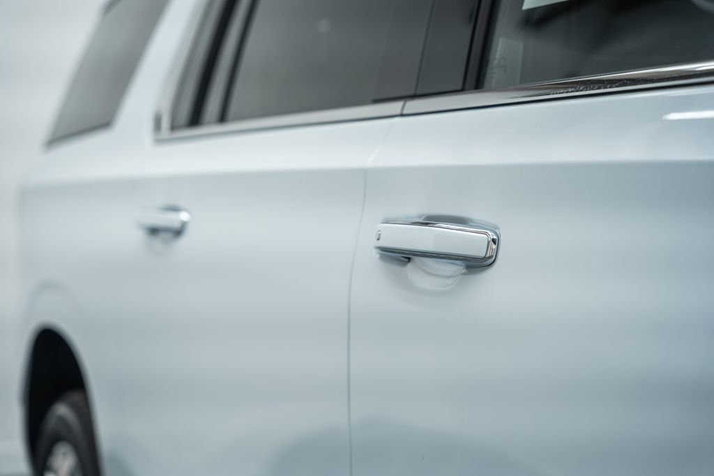 New 2026 Chevrolet Suburban Premier w/ Sun And Tow Package AWD/4WD image 17