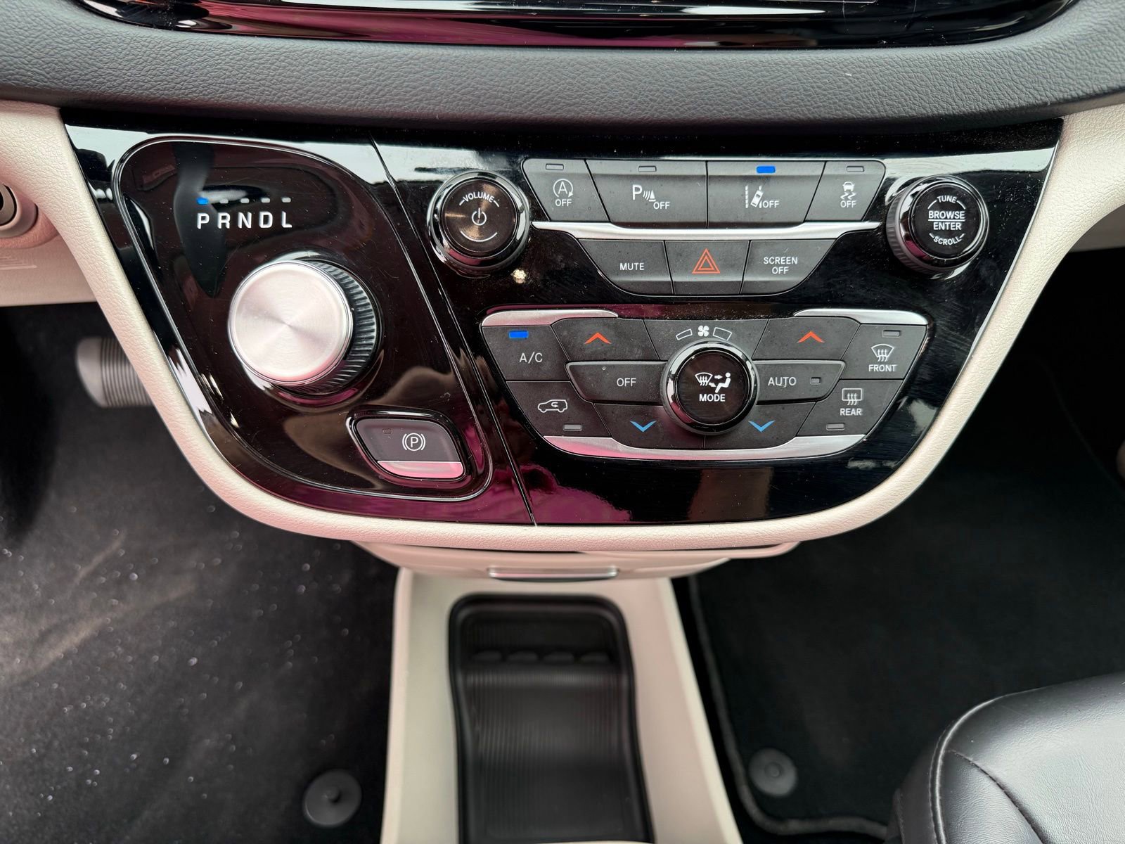 Used 2023 Chrysler Pacifica Touring-L image 24