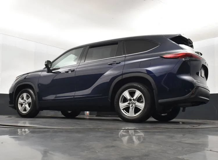 Used 2022 Toyota Highlander L AWD/4WD image 9