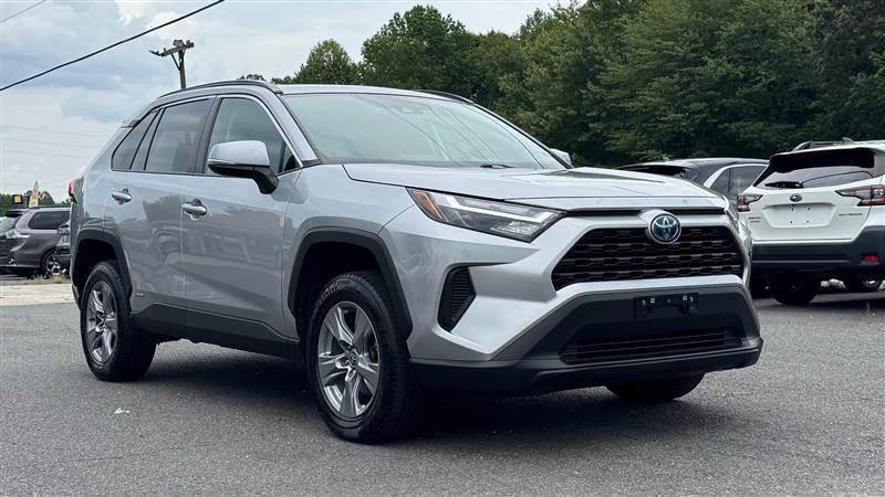 Used 2022 Toyota RAV4 XLE w/ Convenience Package AWD/4WD image 4