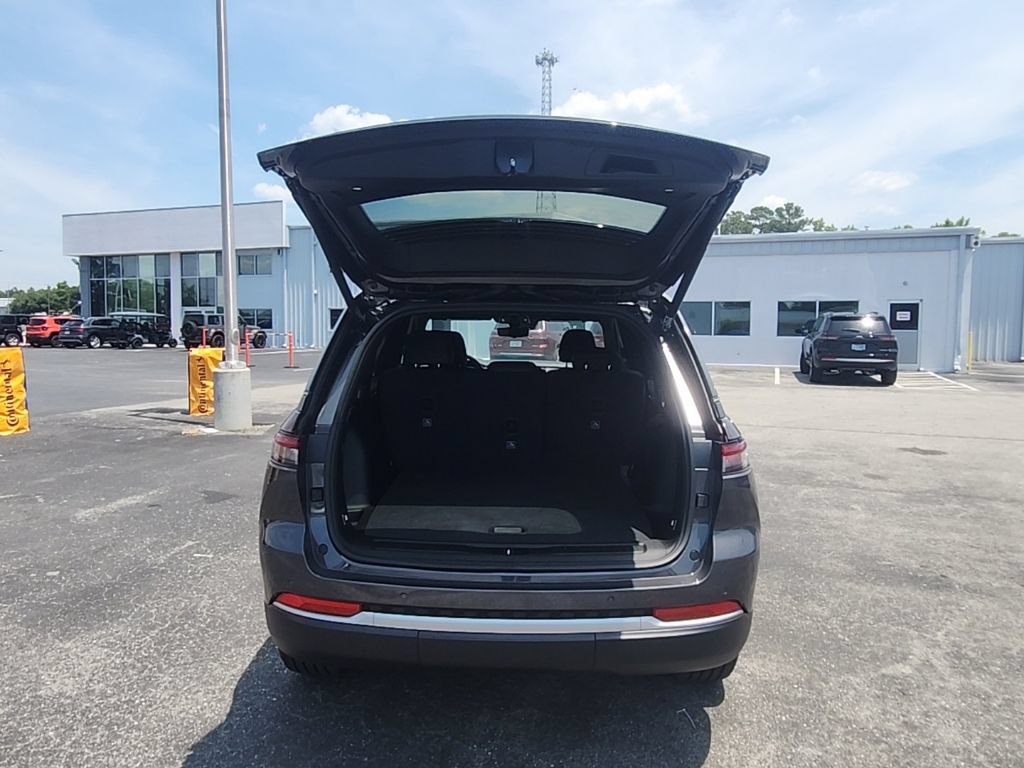 New 2026 Jeep Grand Cherokee Limited w/ Luxury Tech Group II RWD image 31
