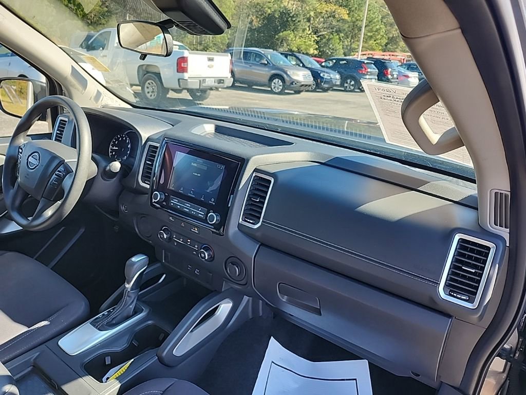 Used 2023 Nissan Frontier SV image 5