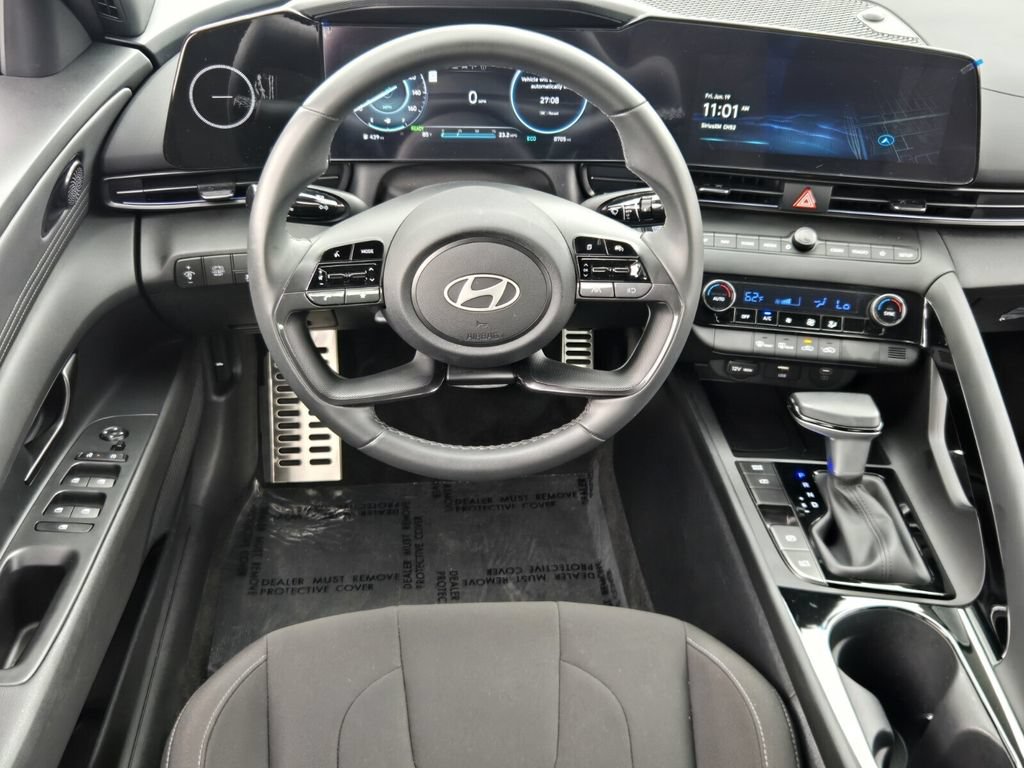 Certified 2025 Hyundai Elantra SEL FWD image 13