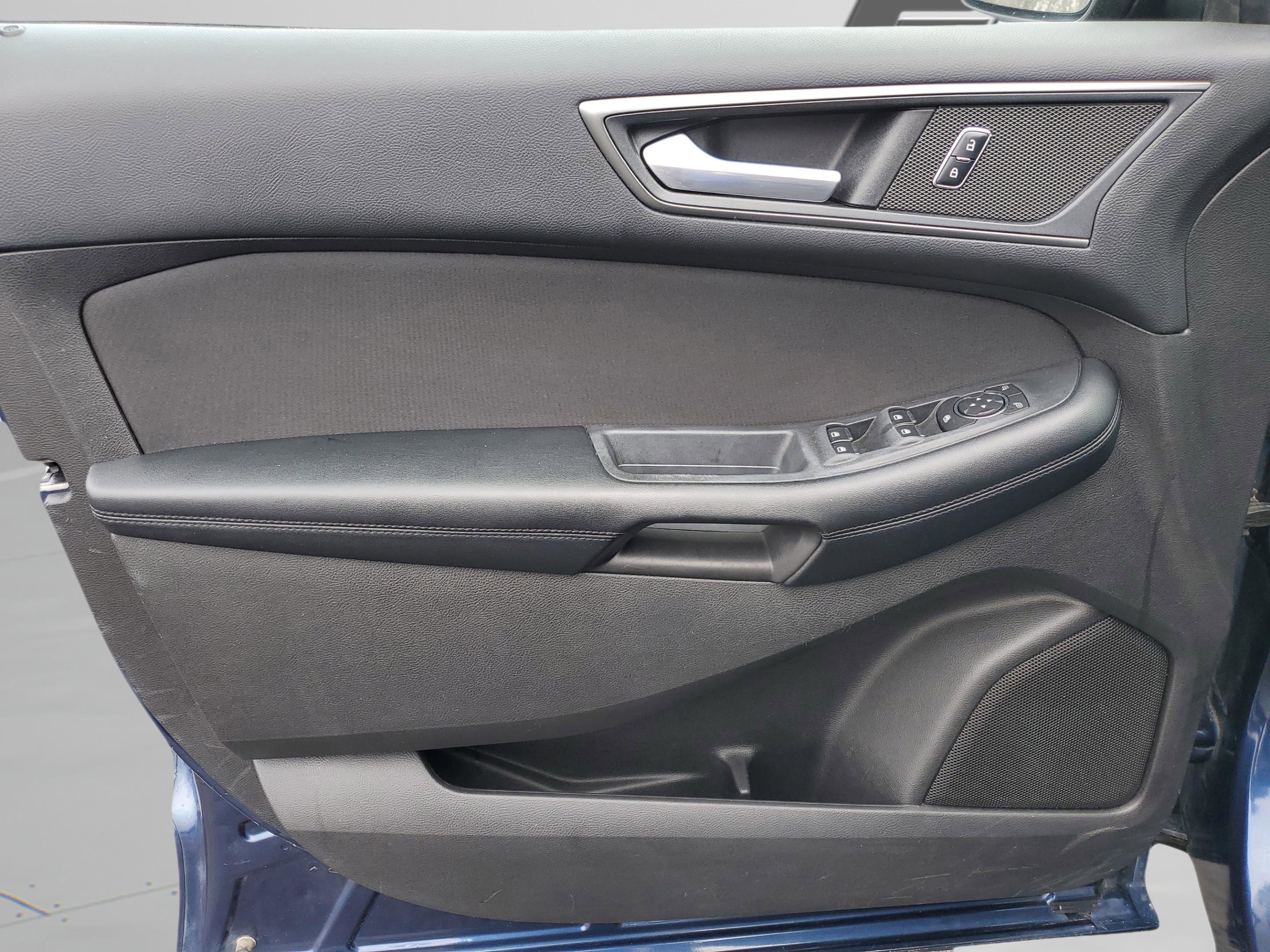 Used 2017 Ford Edge SE image 17