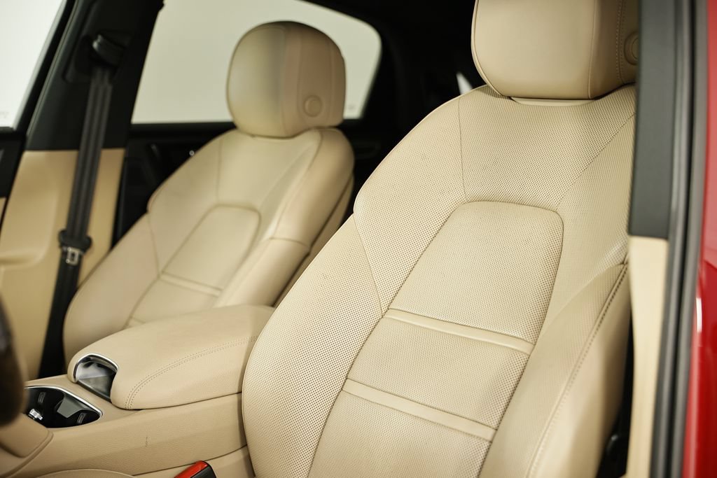 Certified 2023 Porsche Cayenne Coupe AWD/4WD image 18