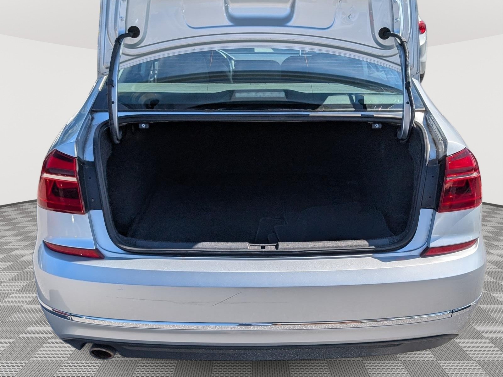 Used 2018 Volkswagen Passat 2.0T SE FWD image 14