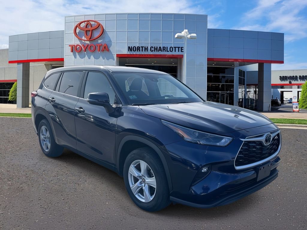 Used 2023 Toyota Highlander LE image 3