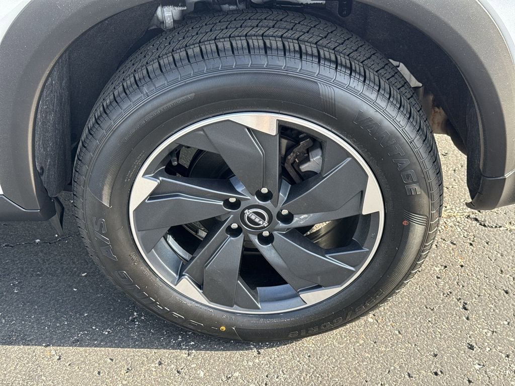 Used 2025 Nissan Rogue SV AWD/4WD image 16
