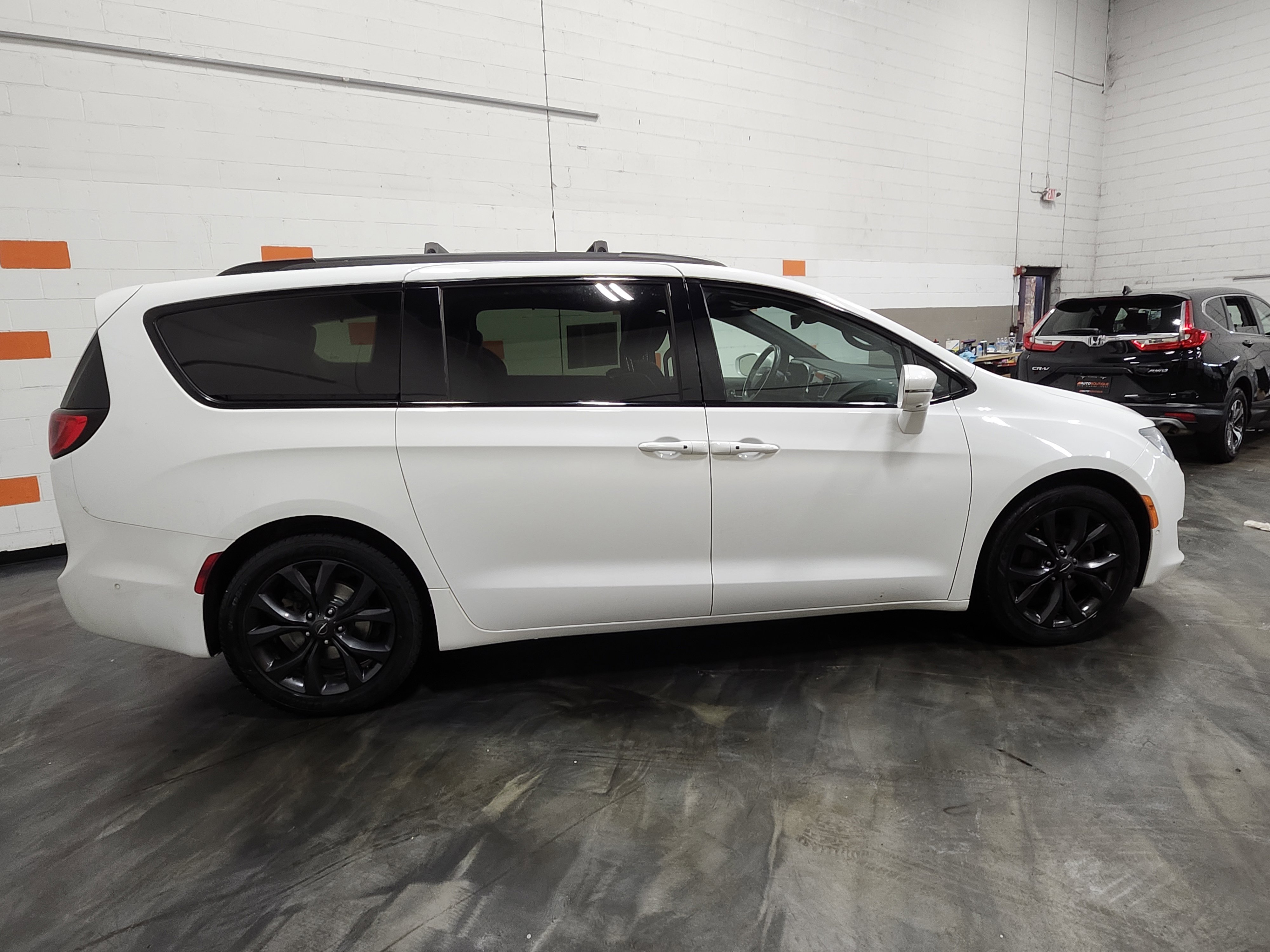 Used 2019 Chrysler Pacifica Limited w/ Advanced Safetytec Group image 17