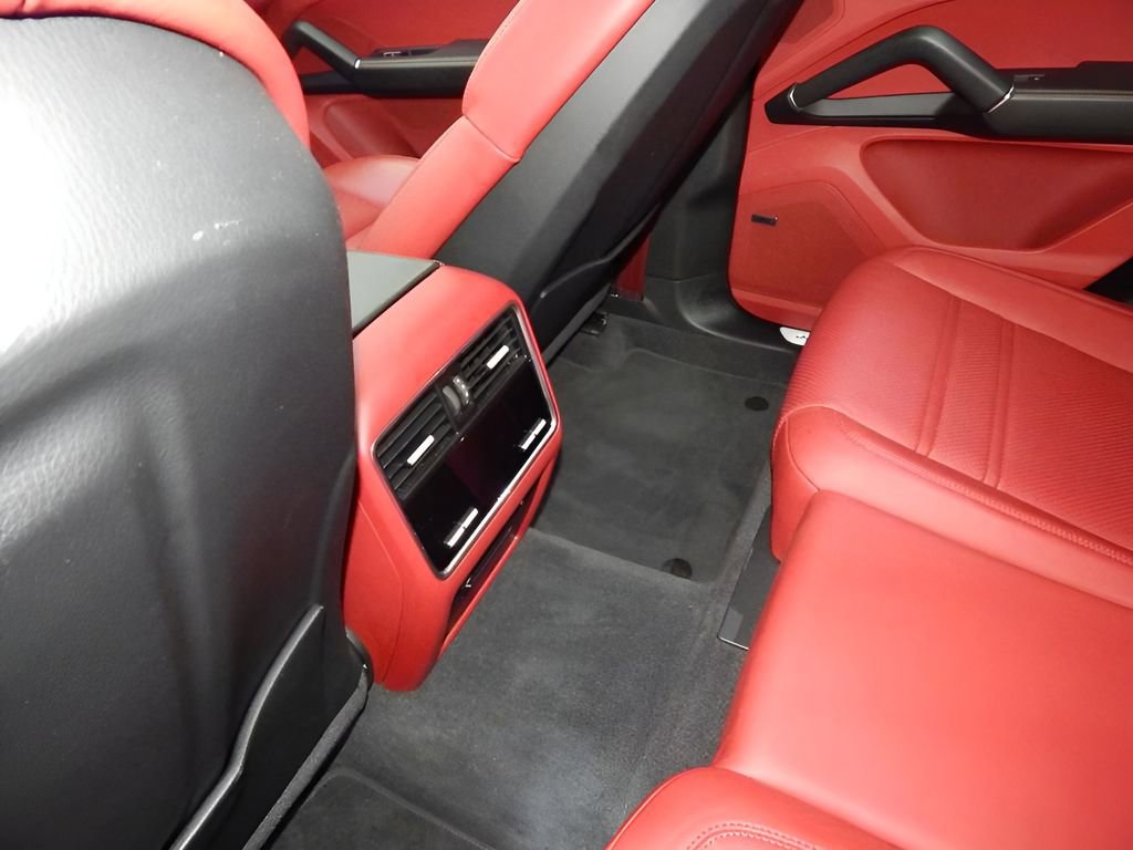 Used 2023 Porsche Cayenne Platinum Edition w/ Towing Package w/o Tow Ball image 31